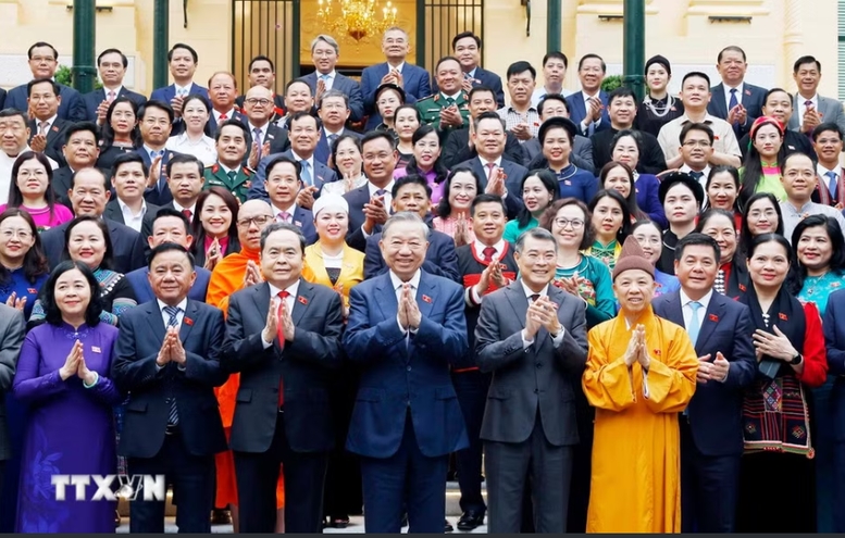 Tổng Bí thư, Chủ tịch nước Tô Lâm và lãnh đạo Đảng, Nhà nước với các đại biểu - Ảnh: TTXVN