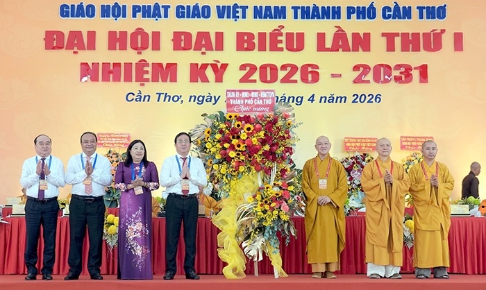 Lãnh đạo thành phố Cần Thơ tặng hoa chúc mừng Đại hội đại biểu Giáo hội Phật giáo Việt Nam thành phố Cần Thơ lần thứ I