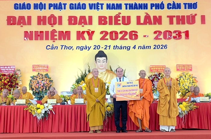 Ban Trị sự Giáo hội Phật giáo Việt Nam thành phố Cần Thơ trao bảng tượng trưng tặng 10 căn nhà Đại đoàn kết đến Ủy ban Mặt trận Tổ quốc Việt Nam thành phố Cần Thơ