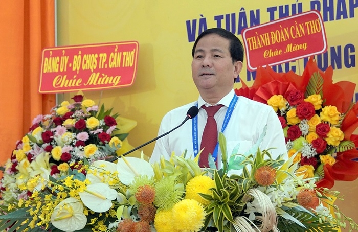 Ông Trần Văn Huyến, Phó Bí thư Thành ủy Cần Thơ, phát biểu tại Đại hội đại biểu Giáo hội Phật giáo Việt Nam thành phố Cần Thơ lần thứ I