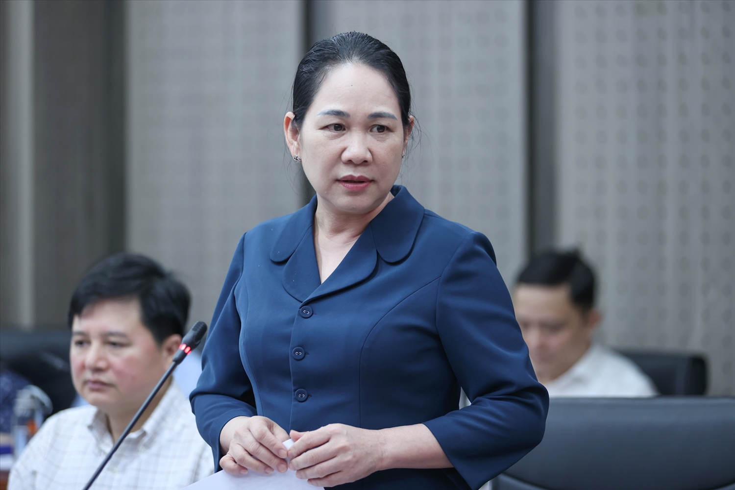 Uỷ viên Ban thường vụ, Trưởng ban Tuyên giáo và Dân vận Đảng uỷ, Thứ trưởng Bộ Dân tộc và Tôn giáo Nông Thị Hà phát biểu tại Hội nghị