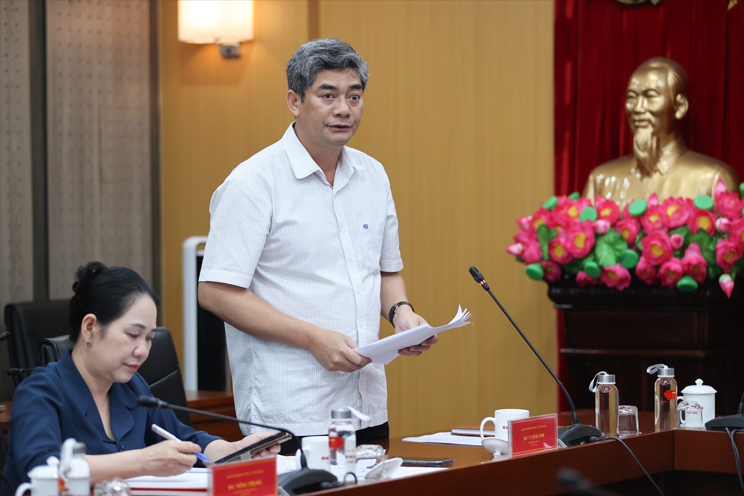 Uỷ viên Ban thường vụ, Phó Bí thư Thường trực Đảng uỷ, Thứ trưởng Bộ Dân tộc và Tôn giáo Y Vinh Tor trình bày báo cáo tại Hội nghị