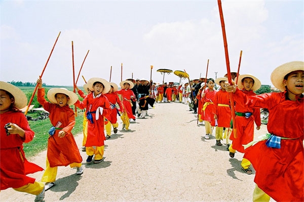 Ông Hiệu Cờ biểu diễn trong lễ hội Thánh Gióng, xã Phù Đổng. Ảnh Tư liệu
