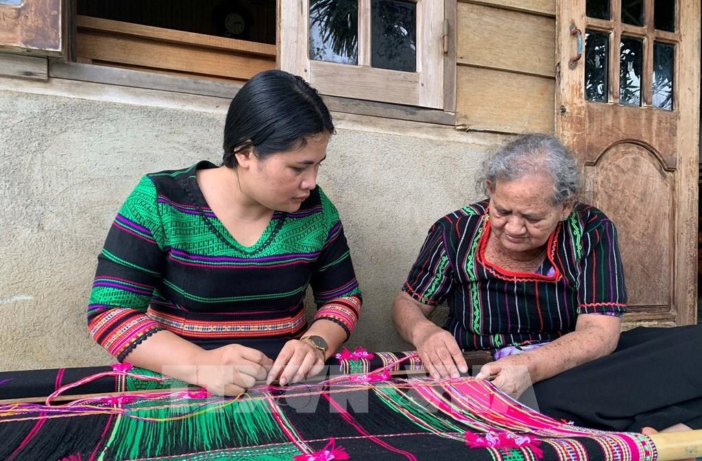 Nghề dệt thêu truyền thống được đồng bào các dân tộc thiểu số gìn giữ và phát huy (Ảnh minh họa)