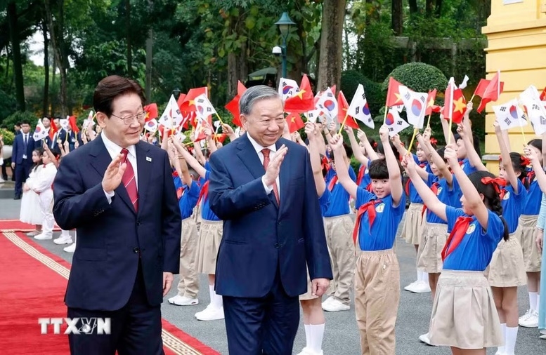 Tổng Bí thư, Chủ tịch nước Tô Lâm và Tổng thống Hàn Quốc Lee Jae Myung với thiếu nhi Thủ đô Hà Nội tại lễ đón - Ảnh: TTXVN