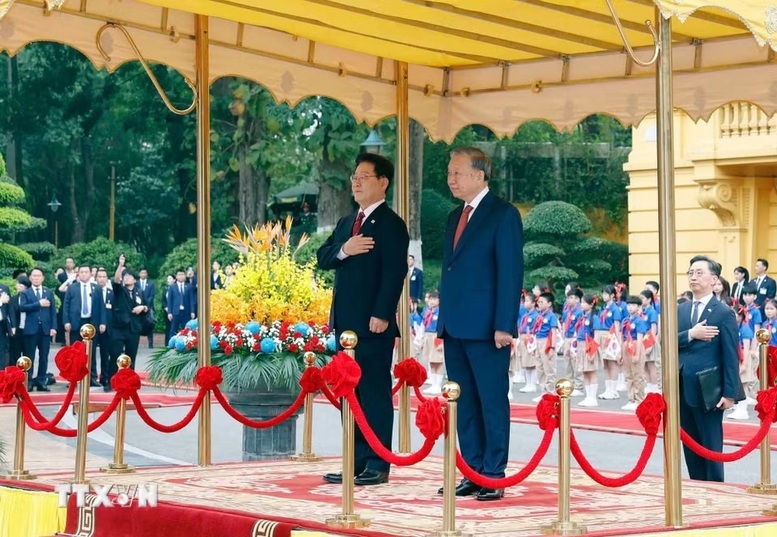 Tổng Bí thư, Chủ tịch nước Tô Lâm và Tổng thống Hàn Quốc Lee Jae Myung nghe Quân nhạc cử Quốc thiều hai nước - Ảnh: TTXVN