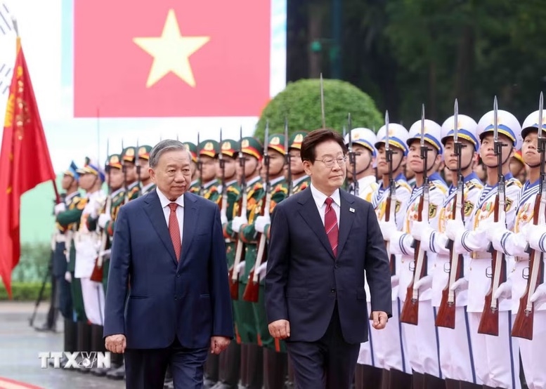 Tổng Bí thư, Chủ tịch nước Tô Lâm và Tổng thống Hàn Quốc Lee Jae Myung duyệt Đội Danh dự Quân đội nhân dân Việt Nam - Ảnh: TTXVN