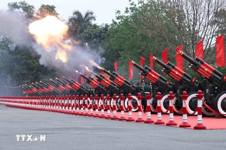Nghi thức bắn 21 loạt đại bác chào mừng Tổng thống Hàn Quốc Lee Jae Myung và Phu nhân thăm cấp Nhà nước tới Việt Nam - Ảnh: TTXVN