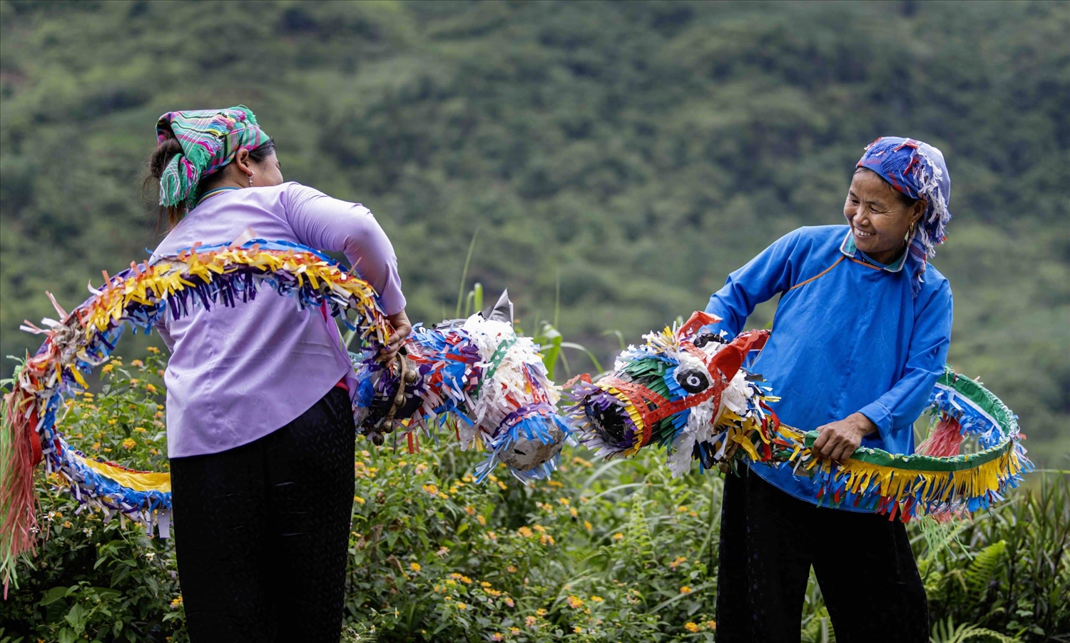Múa ngựa giấy là điệu múa thiêng của người Nùng Dín ở Lào Cai (Ảnh Heritage Việt Nam)
