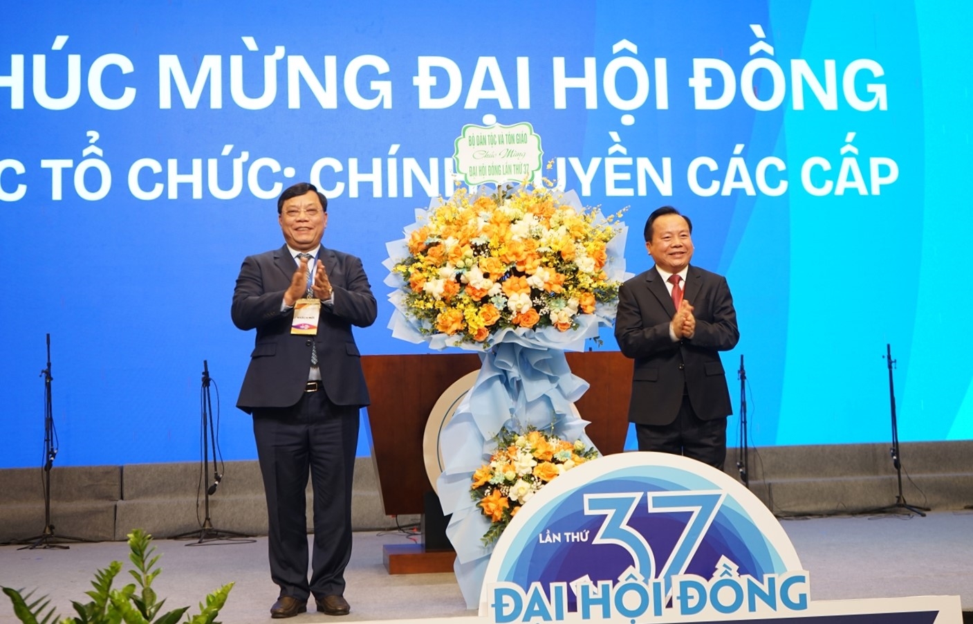 Thứ trưởng Bộ Dân tộc và Tôn giáo Nguyễn Hải Trung tặng hoa chúc mừng Đại hội đồng lần thứ 37 Hội thánh Tin Lành Việt Nam (miền Bắc)