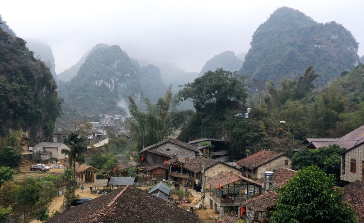  Ancient stilt houses made of stone where the Tay people live