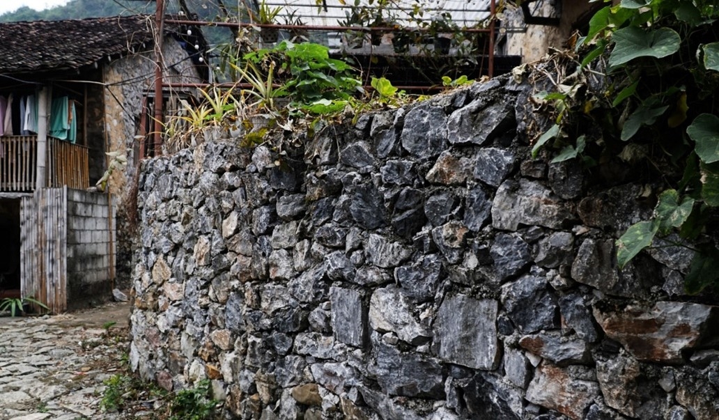 The village is surrounded by sturdy stone fences 3-40cm thick