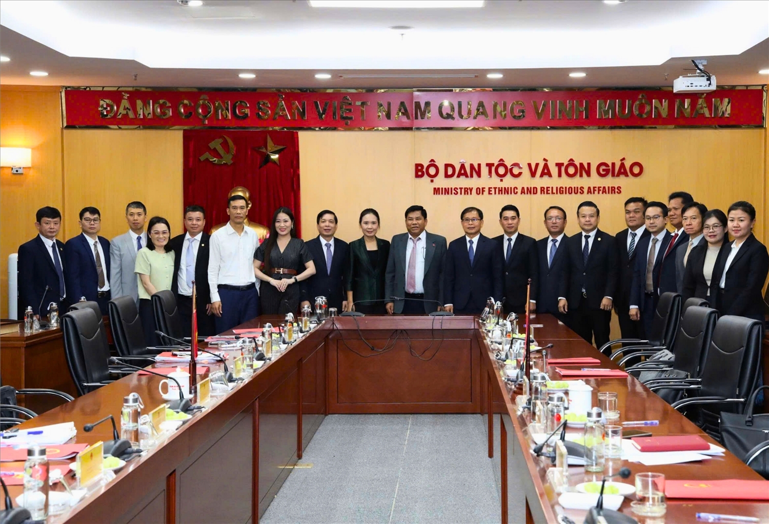 Buổi hội đàm diễn ra dưới sự chủ trì của đồng chí Y Thông, Thứ trưởng Bộ Dân tộc và Tôn giáo Việt Nam và đồng chí Kheungkham Keonuchan, Thứ trưởng, Phó Chủ nhiệm Văn phòng Thủ tướng Lào. Hai bên đã đạt được sự đồng thuận cao trong việc đổi mới khuôn khổ hợp tác và chia sẻ kinh nghiệm quản lý nhà nước sau khi tinh gọn bộ máy.