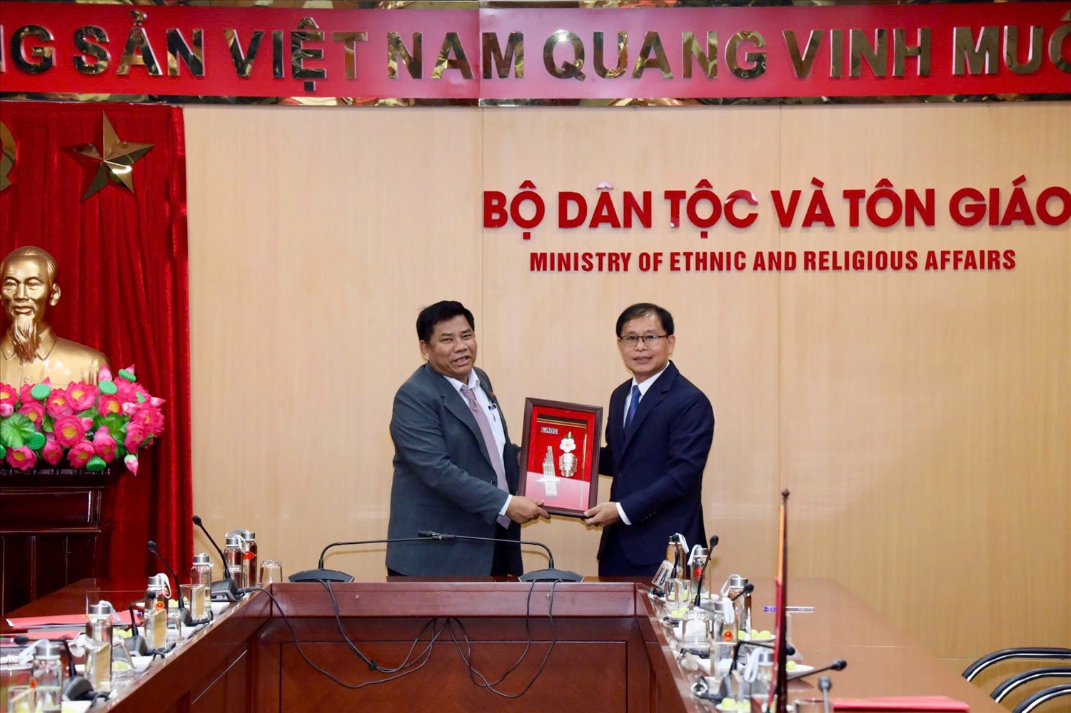 Thứ trưởng, Phó Chủ nhiệm Văn phòng Thủ tướng Lào Kheungkham Keonuchan trao món quà lưu niệm tới Thứ trưởng Bộ Dân tộc và Tôn giáo Y Thông Thuần Linh Tin khác
