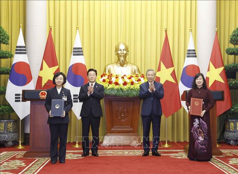 Tổng Bí thư, Chủ tịch nước Tô Lâm và Tổng thống Hàn Quốc Lee Jae Myung chứng kiến lễ trao Bản ghi nhớ về hợp tác trong lĩnh vực an toàn thực phẩm, dược phẩm, mỹ phẩm và trang thiết bị y tế giữa Bộ Y tế Việt Nam và Bộ An toàn thực phẩm, dược phẩm Hàn Quốc. Ảnh: TTXVN