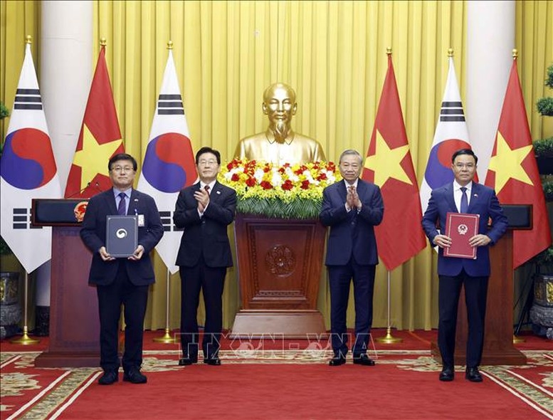Tổng Bí thư, Chủ tịch nước Tô Lâm và Tổng thống Hàn Quốc Lee Jae Myung chứng kiến lễ trao Bản ghi nhớ về hợp tác trong lĩnh vực hạ tầng điện lực giữa Bộ Công Thương Việt Nam và Bộ Khí hậu, Năng lượng và Môi trường Hàn Quốc. Ảnh: TTXVN
