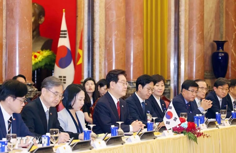 Tổng thống Lee Jae Myung cảm ơn và mong muốn Chính phủ Việt Nam tiếp tục quan tâm, hỗ trợ tháo gỡ khó khăn, vướng mắc trong các dự án đầu tư của doanh nghiệp Hàn Quốc tại Việt Nam - Ảnh: TTXVN
