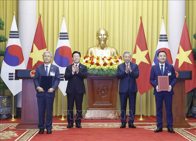 Tổng Bí thư, Chủ tịch nước Tô Lâm và Tổng thống Hàn Quốc Lee Jae Myung chứng kiến lễ trao Bản ghi nhớ về hợp tác trong lĩnh vực cảnh vệ giữa Bộ Công an Việt Nam và Cơ quan an ninh Phủ Tổng thống Hàn Quốc. Ảnh: TTXVN