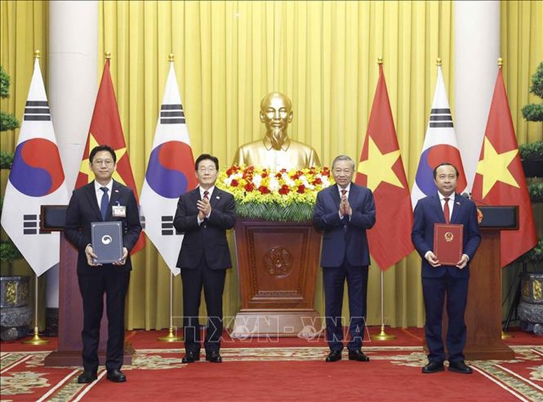 Tổng Bí thư, Chủ tịch nước Tô Lâm và Tổng thống Hàn Quốc Lee Jae Myung chứng kiến lễ trao Bản ghi nhớ về hợp tác số giữa Bộ Khoa học và Công nghệ Việt Nam và Bộ Khoa học và Công nghệ thông tin truyền thông Hàn Quốc. Ảnh: TTXVN