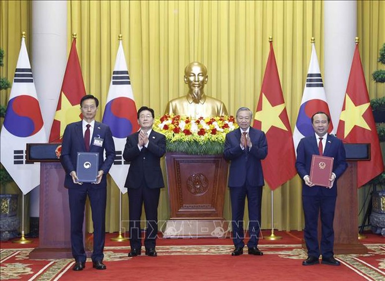 Tổng Bí thư, Chủ tịch nước Tô Lâm và Tổng thống Hàn Quốc Lee Jae Myung chứng kiến lễ trao Bản ghi nhớ về tăng cường hợp tác trong lĩnh vực sở hữu trí tuệ giữa Bộ Khoa học và Công nghệ Việt Nam và Bộ Sở hữu trí tuệ Hàn Quốc. Ảnh: TTXVN