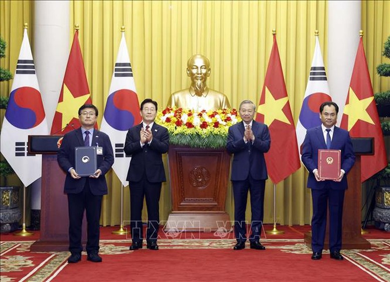 Tổng Bí thư, Chủ tịch nước Tô Lâm và Tổng thống Hàn Quốc Lee Jae Myung chứng kiến lễ trao Bản ghi nhớ về hợp tác an ninh nguồn nước giữa Bộ Nông nghiệp và Môi trường Việt Nam và Bộ Khí hậu, Năng lượng và Môi trường Hàn Quốc. Ảnh: TTXVN