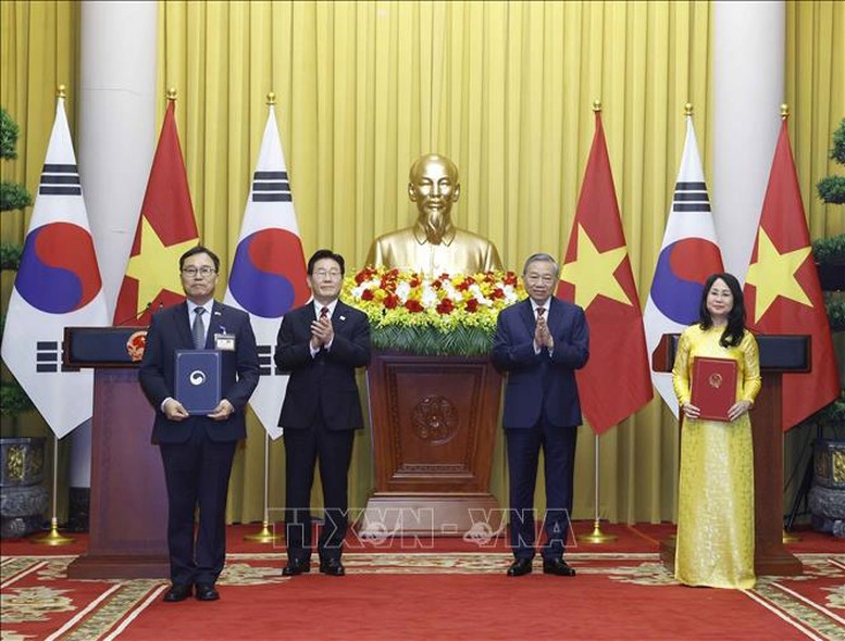 Tổng Bí thư, Chủ tịch nước Tô Lâm và Tổng thống Hàn Quốc Lee Jae Myung chứng kiến lễ trao Bản ghi nhớ về hợp tác giữa Bộ Văn hóa, Thể thao và Du lịch Việt Nam với Bộ Văn hóa, Thể thao và Du lịch Hàn Quốc giai đoạn 2026-2030. Ảnh: Thống Nhất/TTXVN