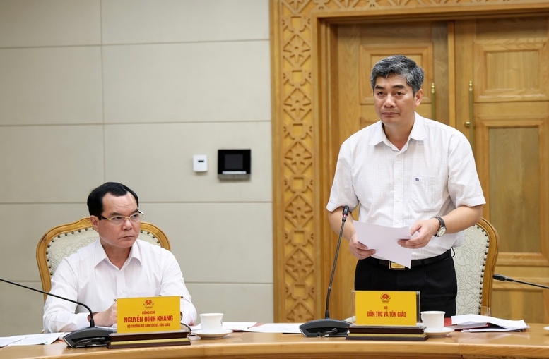 Thứ trưởng Bộ Dân tộc và Tôn giáo Y Vinh Tơr báo cáo tại cuộc họp - Ảnh: VGP/Gia Huy