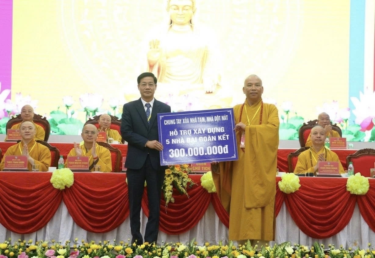 Thượng tọa Thích Quảng Truyền, Ủy viên Hội đồng Trị sự Trung ương Giáo hội Phật giáo Việt Nam, Trưởng ban Trị sự Giáo hội Phật giáo Việt Nam tỉnh Lạng Sơn trao kinh phí hỗ trợ xây nhà Đại đoàn kết