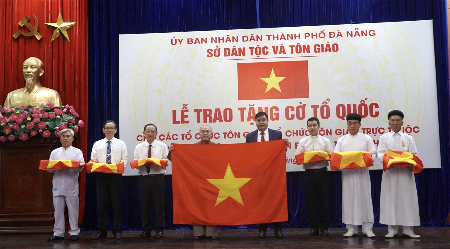 Giám đốc Sở Dân tộc và Tôn giáo Nguyễn Mạnh Hà trao cờ Tổ quốc cho đại diện các tổ chức tôn giáo, cơ sở tín ngưỡng trên địa bàn thành phố.