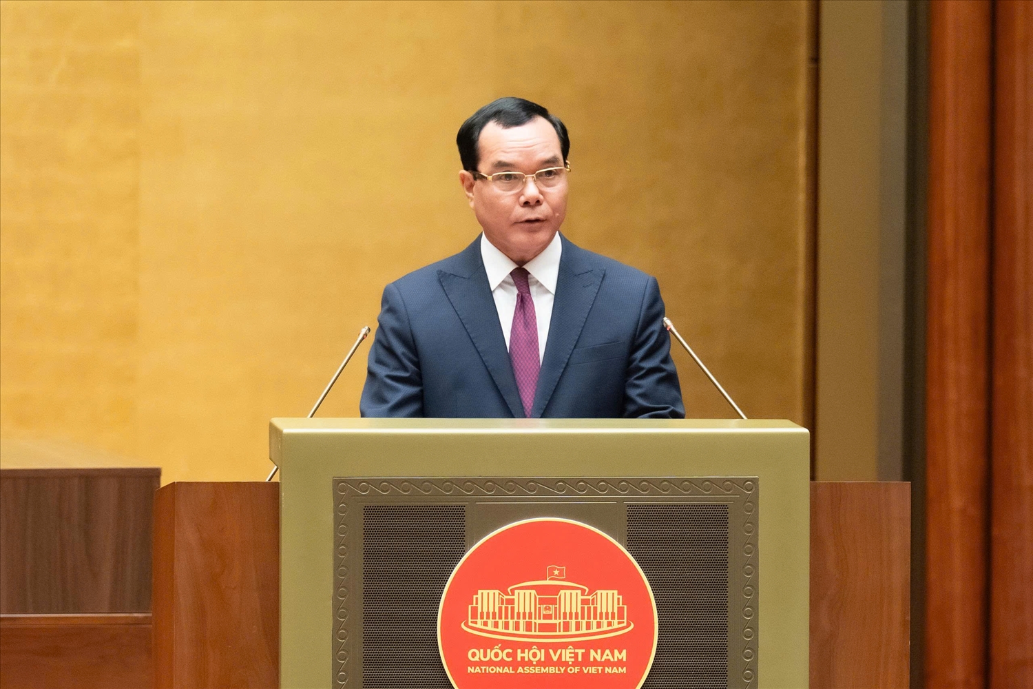 Bộ trưởng Bộ Dân tộc và Tôn giáo Nguyễn Đình Khang trình bày Báo cáo Tiếp thu, giải trình và chỉnh lý dự thảo Luật Tín ngưỡng, tôn giáo (sửa đổi)