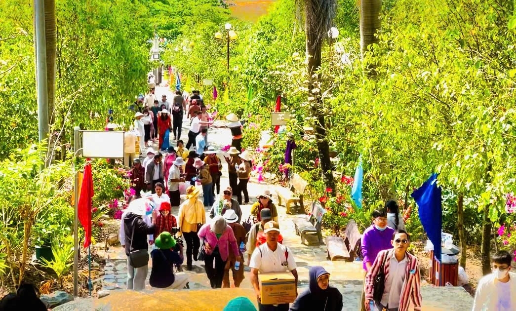 Dòng người đổ về Am Chúa trong buổi sáng đầu tiên của lễ hội.