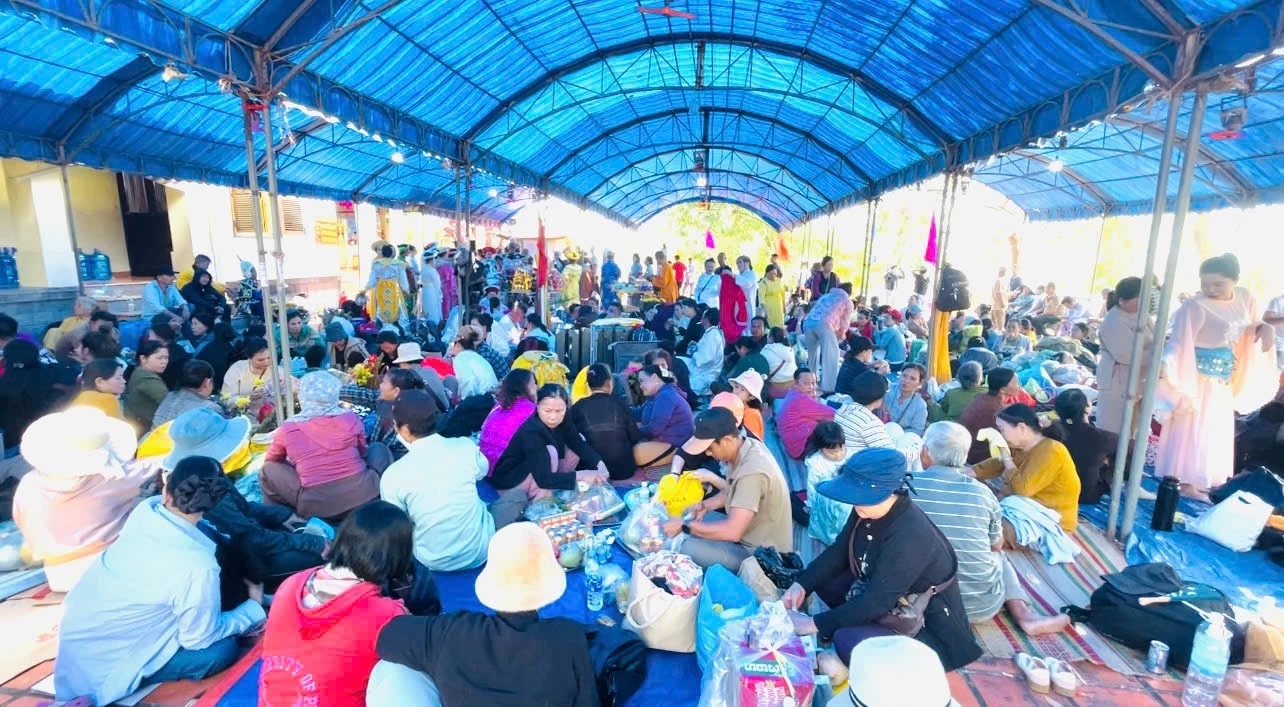 Ban tổ chức lễ hội bố trí các khu nhà bạt để các đoàn dâng lễ chuẩn bị dâng Mẫu.