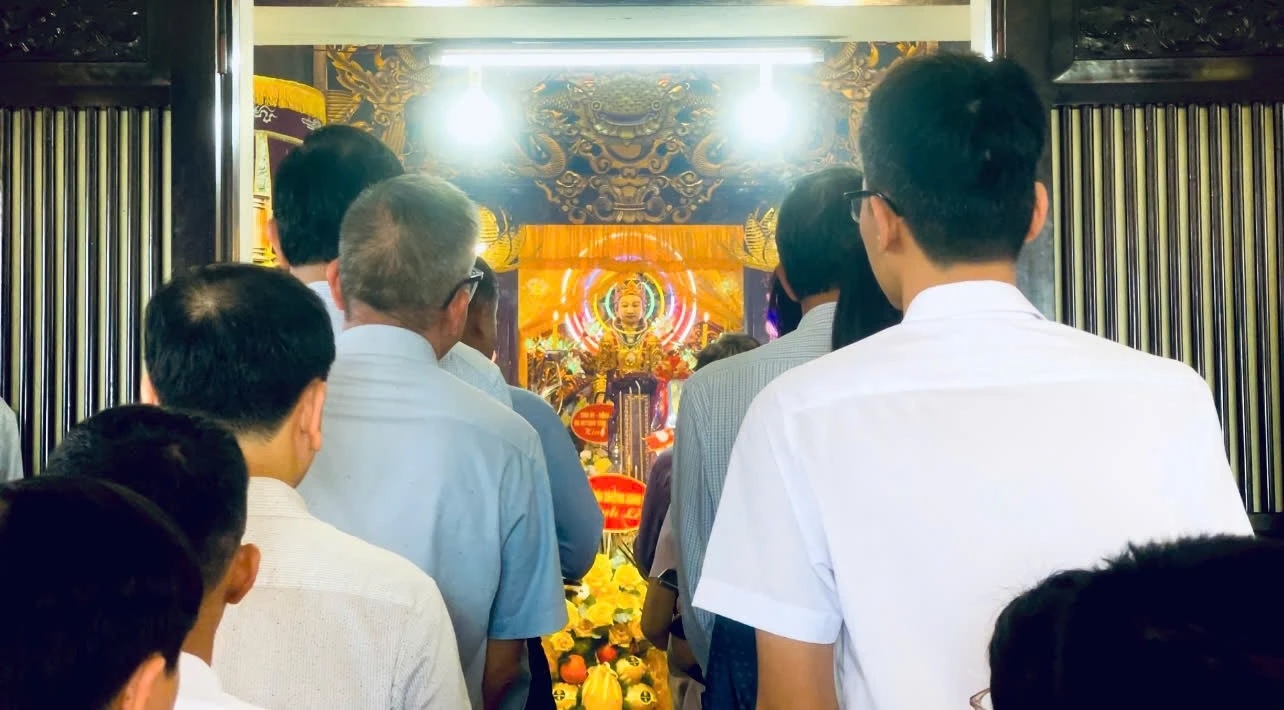 Dòng người xếp hàng vào thắp hương, dâng lễ Mẹ xứ sở Thiên Y A Na.