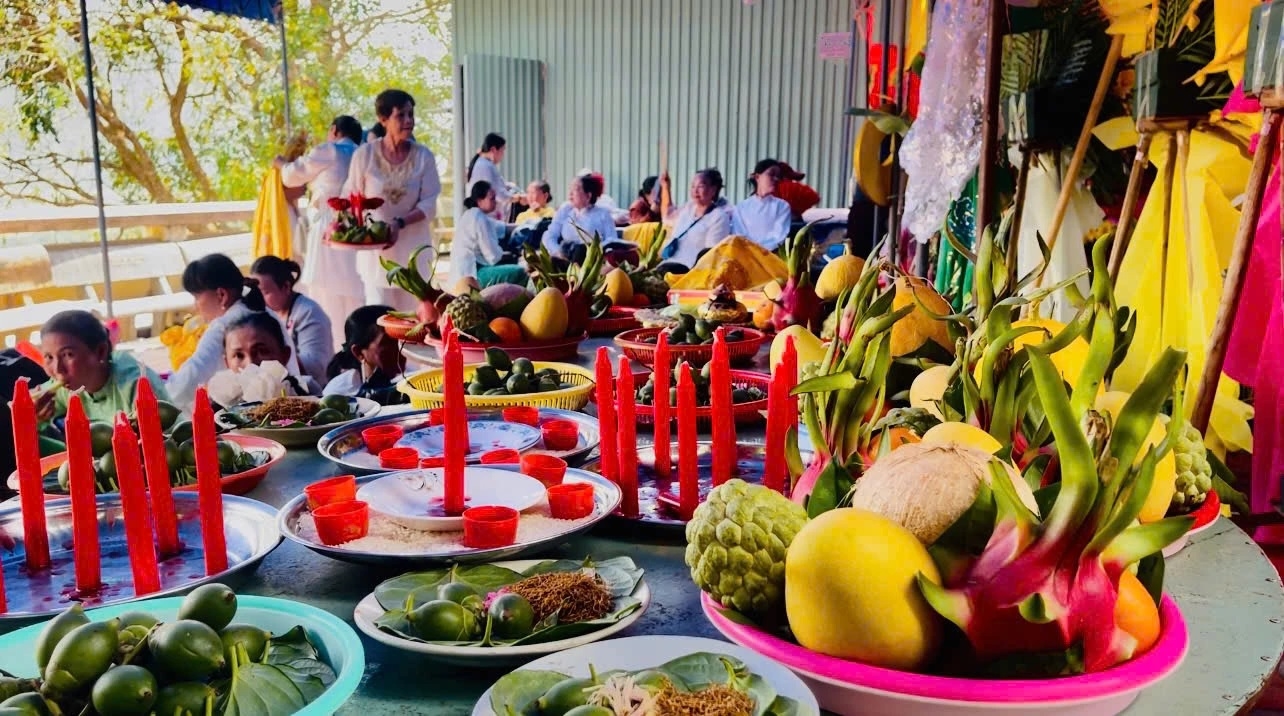 Lễ vật được chuẩn bị để dâng Mẫu.