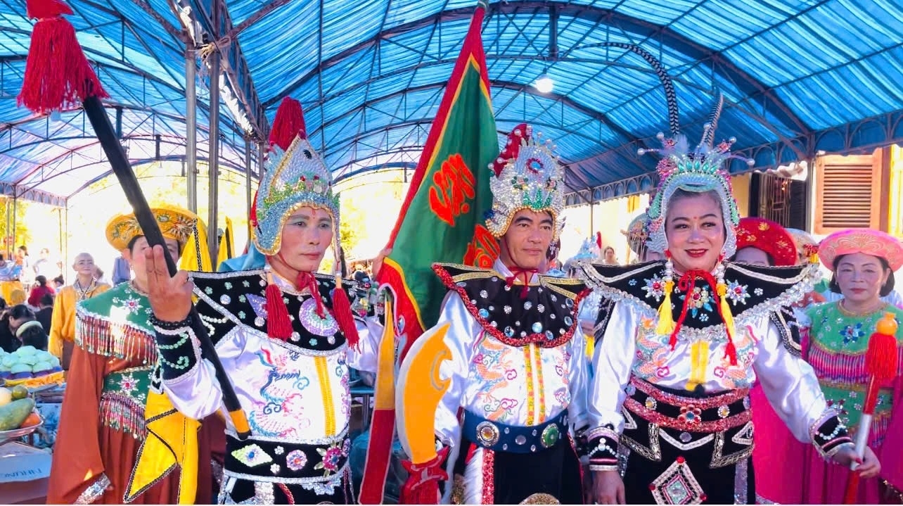 Các thành viên trong đoàn Thiên Hoa Thánh Điện với những bộ trang phục rực rỡ để ""hầu Mẫu".