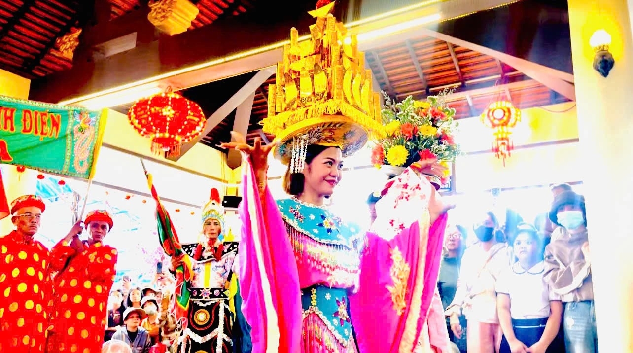 Thực hành tín ngưỡng múa bóng hầu Mẫu tại Lễ hội Am Chúa.