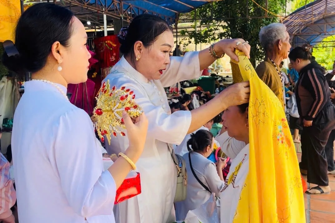 Các thành viên đoàn dâng lễ Kim Thuyền Suối Đỗ chuẩn bị trang phục để hầu Mẫu.