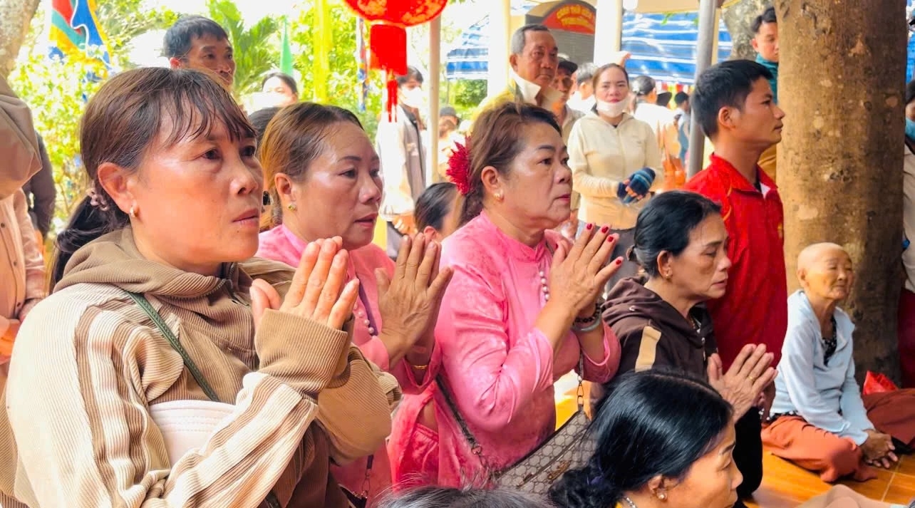 Người dân gửi gắm ước nguyện đến Mẹ xứ sở Thiên Y A Na.