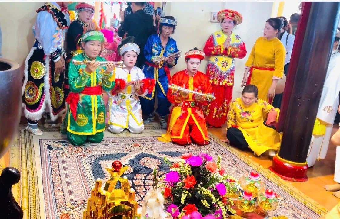 Các đoàn dâng lễ thực hành múa bóng và dâng lễ vật lên Mẹ xứ sở Thiên Y A Na.