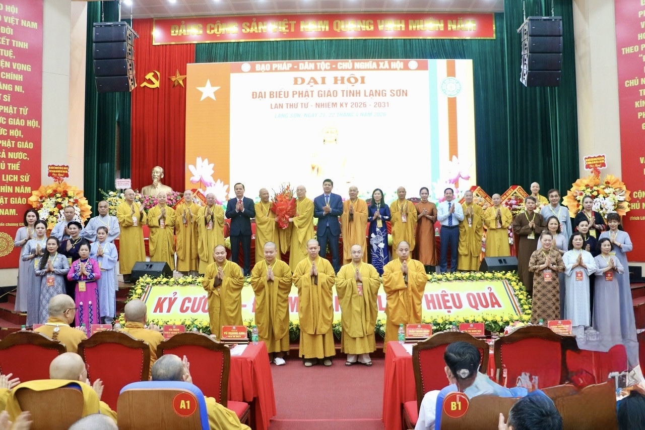 Các đại biểu tặng hoa chúc mừng Ban Trị sự Giáo hội Phật giáo Việt Nam tỉnh Lạng Sơn nhiệm kỳ 2026-2031
