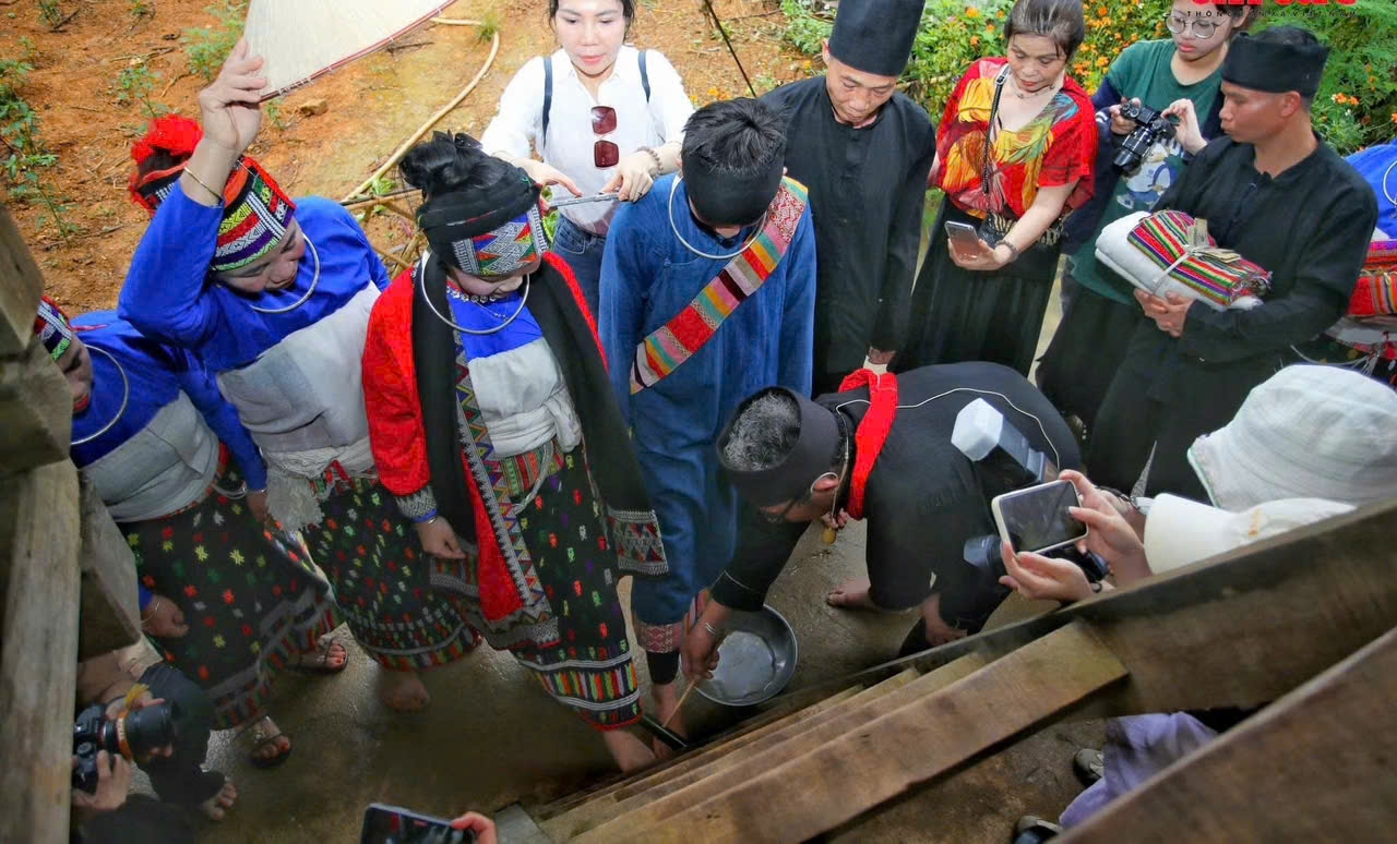 Nghi thức rửa chân cho đôi vợ chồng trẻ trước khi bước vào nhà chồng, nét độc đáo trong phong tục cưới của người Thái.