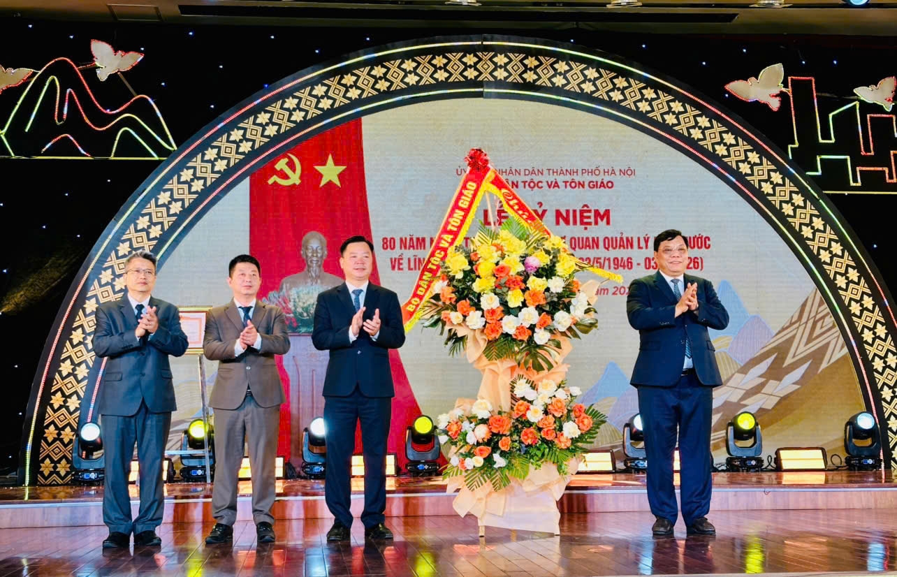 Thứ trưởng Bộ Dân tộc và Tôn giáo Nguyễn Hải Trung tặng hoa chúc mừng Sở Dân tộc và Tôn giáo Hà Nội.