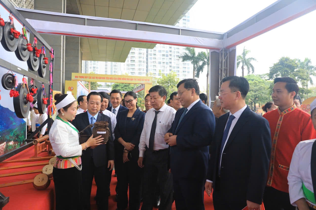 Thứ trưởng Bộ Dân tộc và Tôn giáo Nguyễn Hải Trung tham quan các gian trưng bày sản phẩm của đồng bào dân tộc
