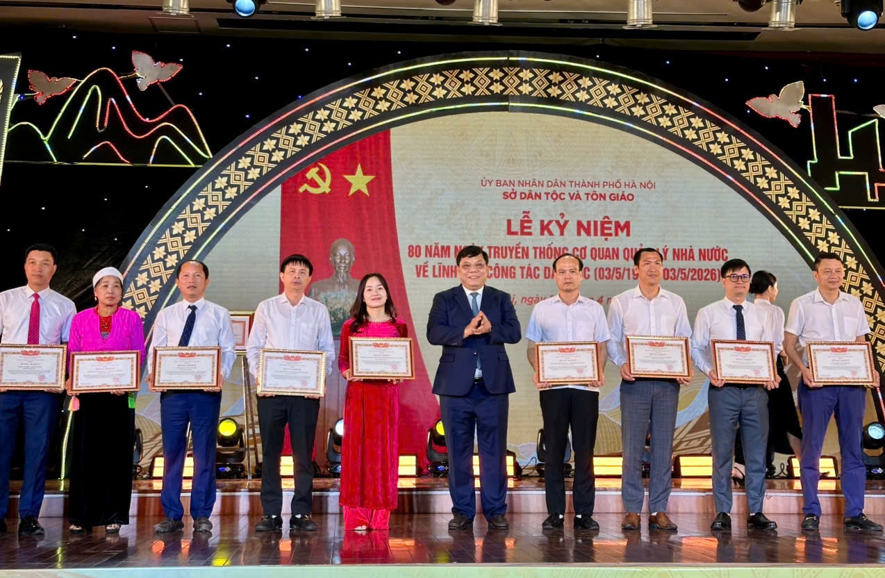 Thứ trưởng Nguyễn Hải Trung trao Bằng khen của Bộ trưởng Bộ Dân tộc và Tôn giáo cho các tập thể có thành tích xuất sắc trong công tác dân tộc và tôn giáo