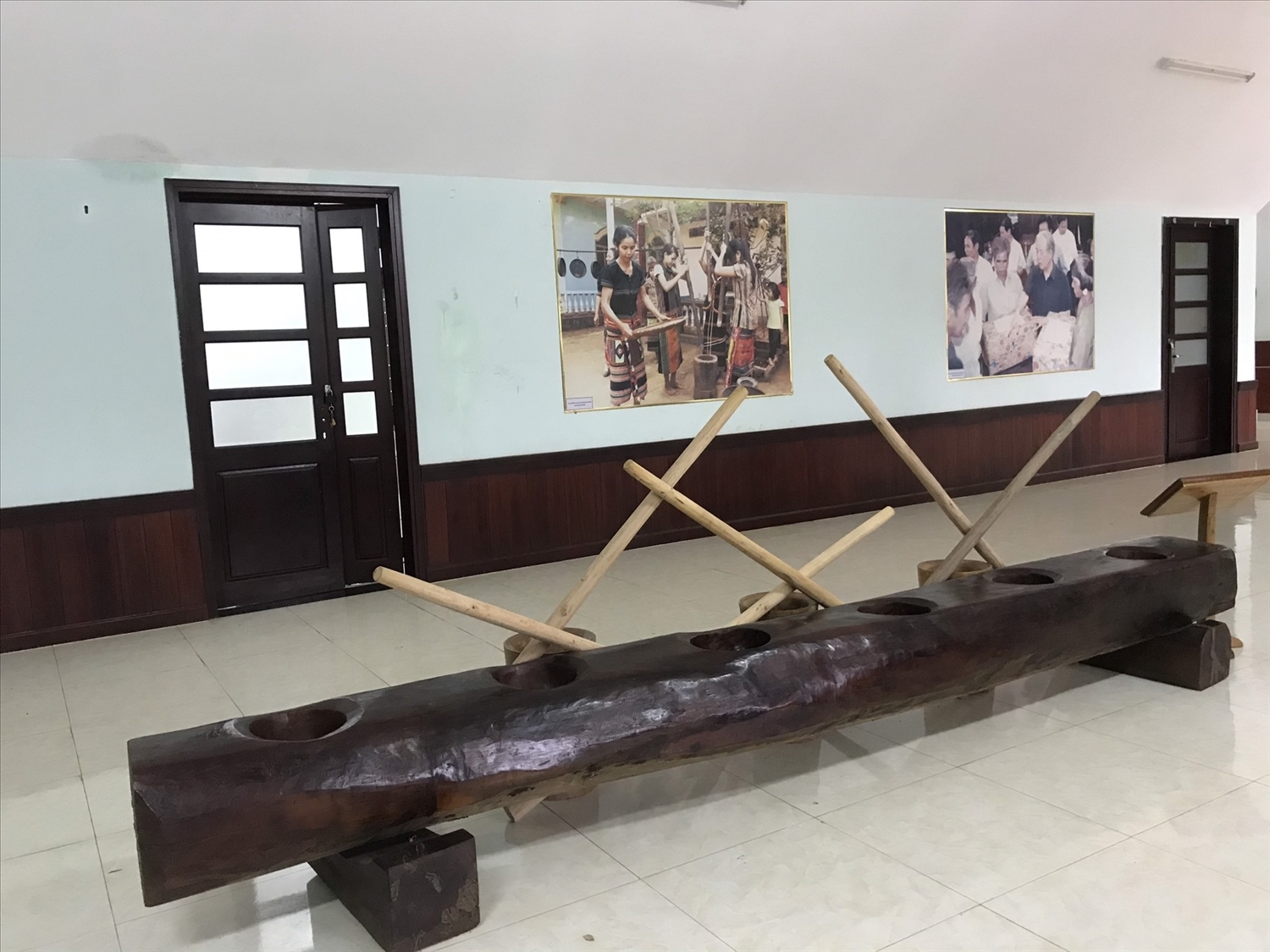 Rice pounding mortar made from tree trunks, an invention of the people of Soc Bom Bo to increase rice pounding productivity to feed the troops (Photo: Lao Dong Newspaper)