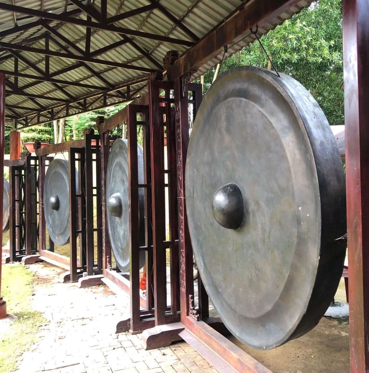 The gong set in Bom Bo village