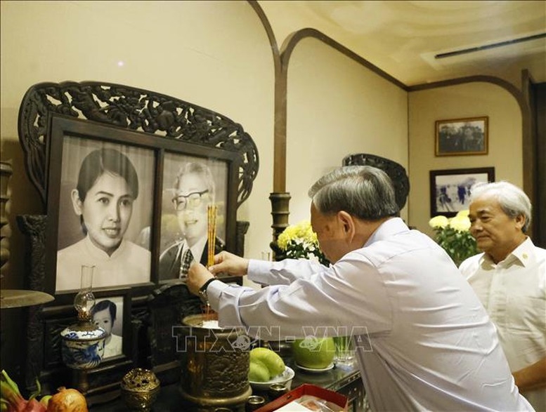 Tổng Bí thư, Chủ tịch nước Tô Lâm dâng hương tưởng nhớ Thủ tướng Chính phủ Võ Văn Kiệt - Ảnh: TTXVN