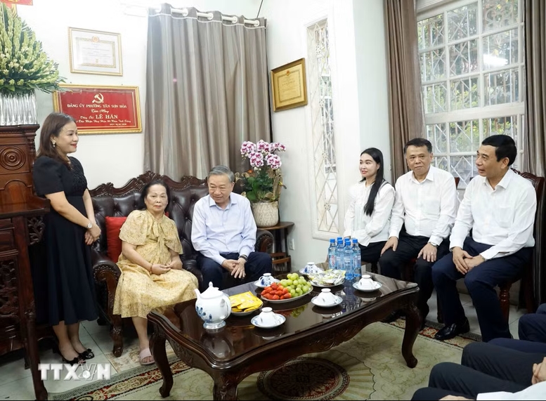 Tổng Bí thư, Chủ tịch nước Tô Lâm cùng Đoàn công tác của Trung ương thăm hỏi thân nhân gia đình Tổng Bí thư Lê Duẩn - Ảnh: TTXVN