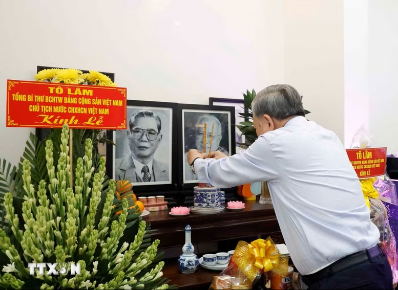 Tổng Bí thư, Chủ tịch nước Tô Lâm dâng hương tưởng nhớ Tổng Bí thư Nguyễn Văn Linh - Ảnh: TTXVN