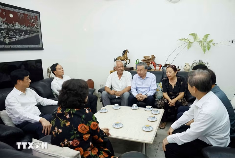 Tổng Bí thư, Chủ tịch nước Tô Lâm cùng Đoàn công tác của Trung ương thăm hỏi thân nhân gia đình Tổng Bí thư Nguyễn Văn Linh - Ảnh: TTXVN
